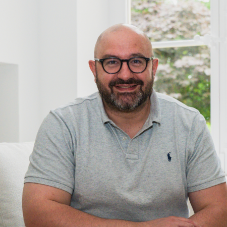 portrait dhomme souriant sur canapé lumineux