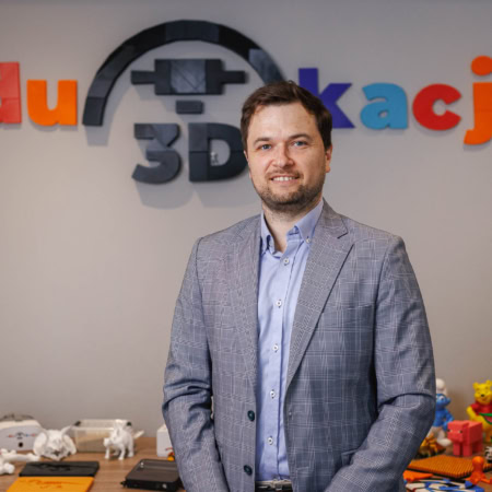portrait dun homme dans makerspace Éducatif 3d