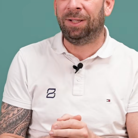 homme en polo blanc : portrait conversationnel et tatouage