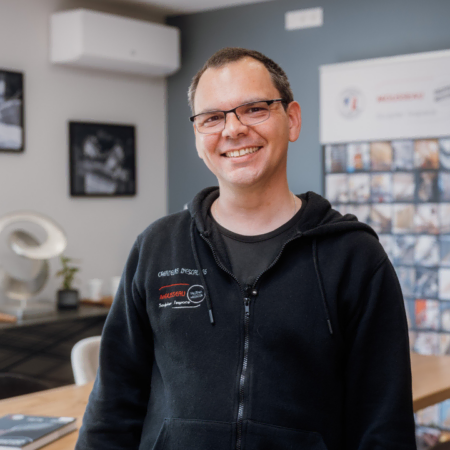 portrait dhomme décontracté en bureau moderne