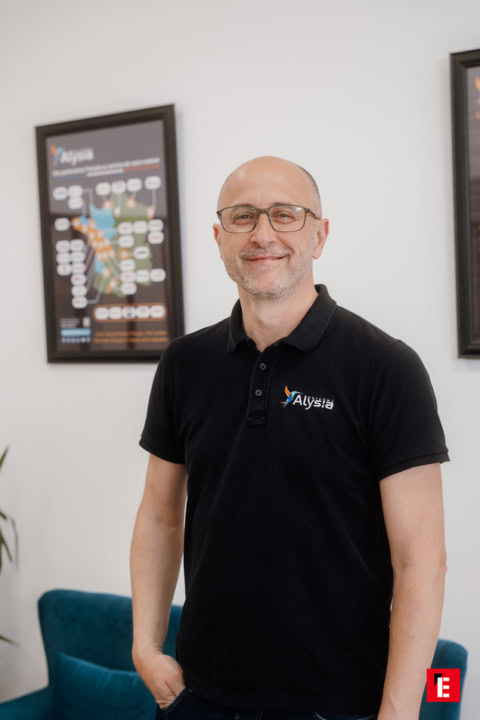 portrait professionnel homme souriant en polo alysia