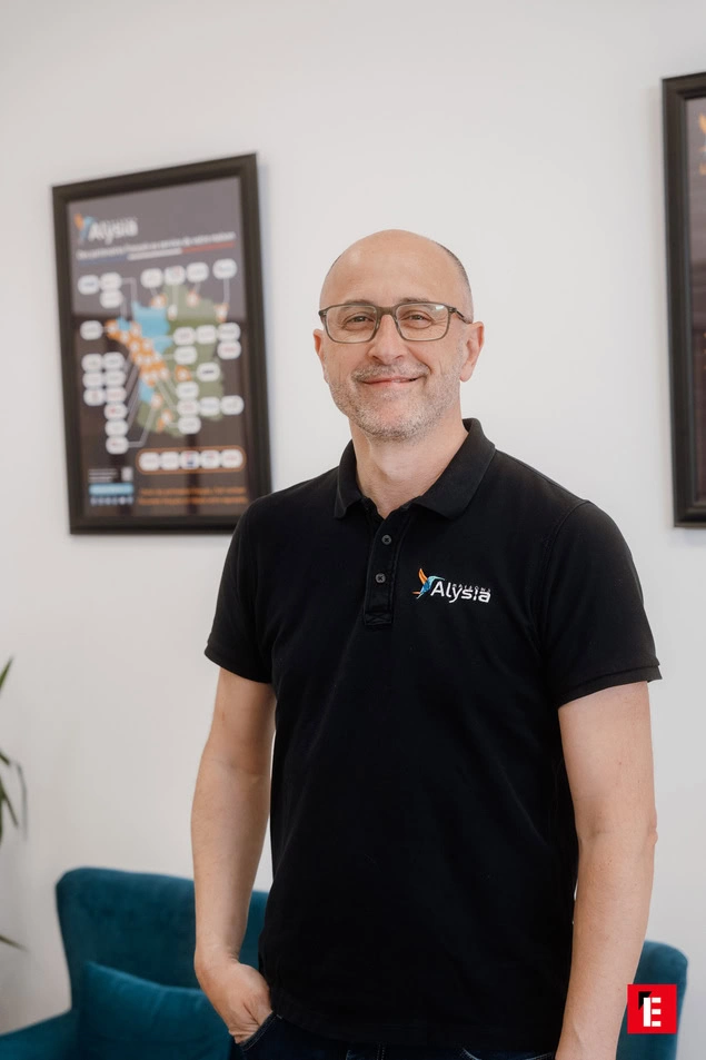 portrait professionnel homme souriant en polo alysia