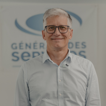 portrait professionnel : homme souriant en chemise bleue