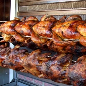 poulets rôtis à la broche dorés et croustillants