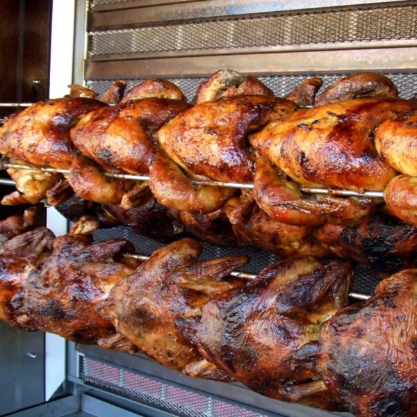 poulets rôtis à la broche dorés et croustillants