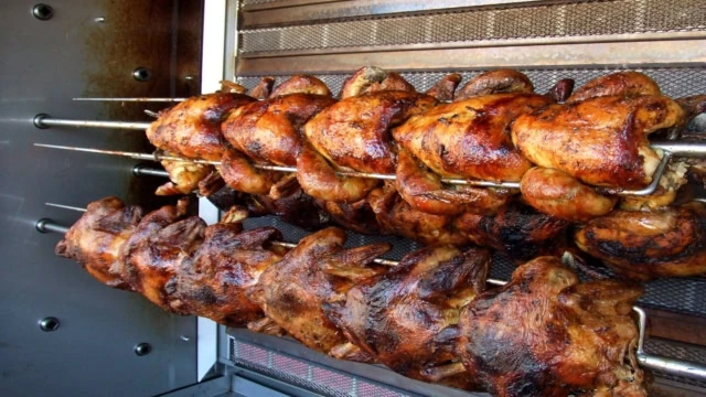 poulets rôtis à la broche dorés et croustillants