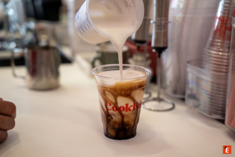 préparation d’une boisson café caramel en gobelet transparent