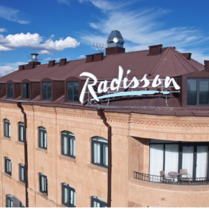 radisson hotel mit dachlogo, mansardenfenstern und balkon