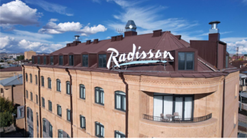radisson hotel mit dachlogo, mansardenfenstern und balkon