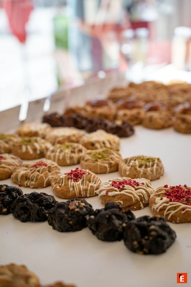 assortiment de pâtisseries artisanales sur table de buffet