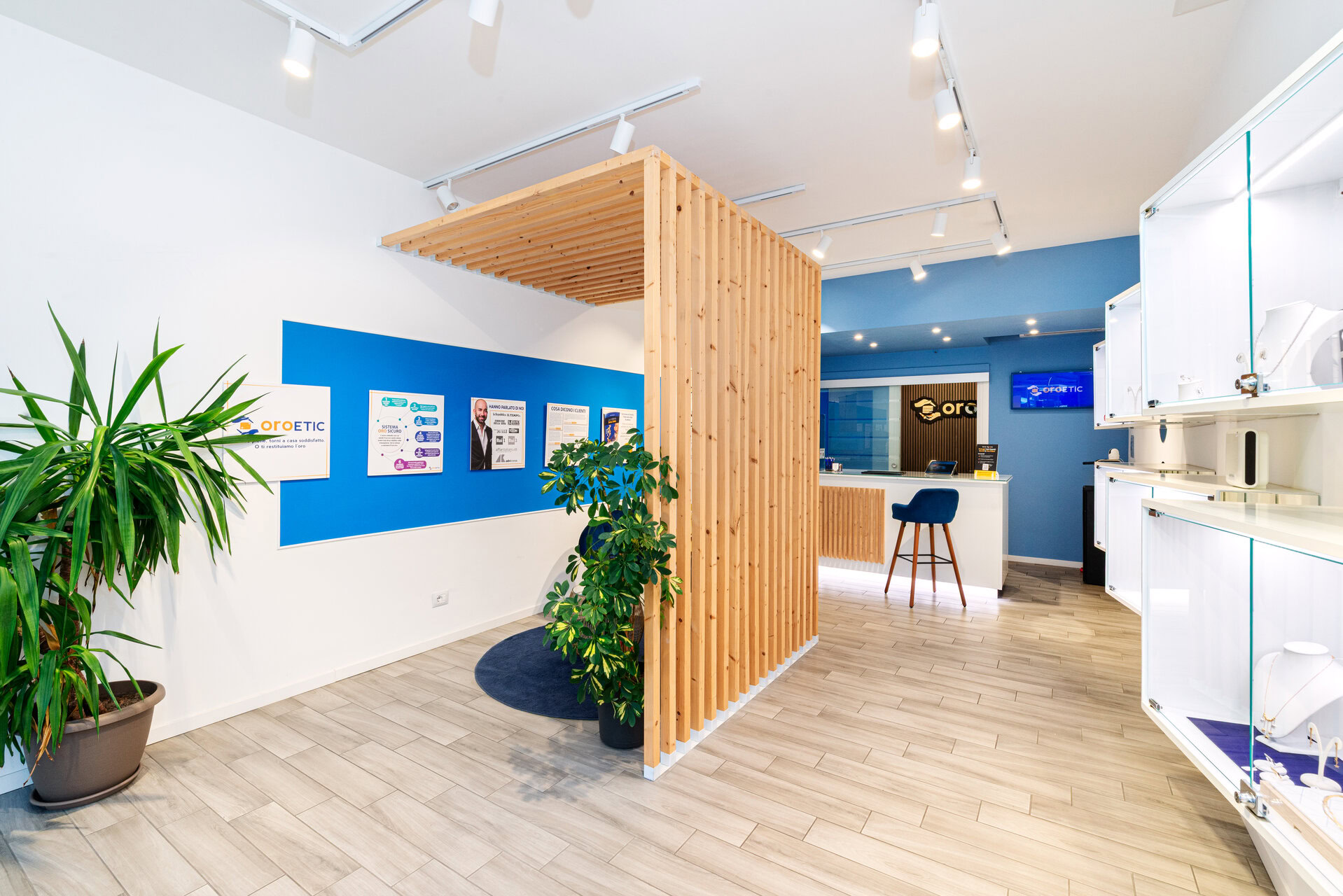 reception moderna minimalista in legno e blu