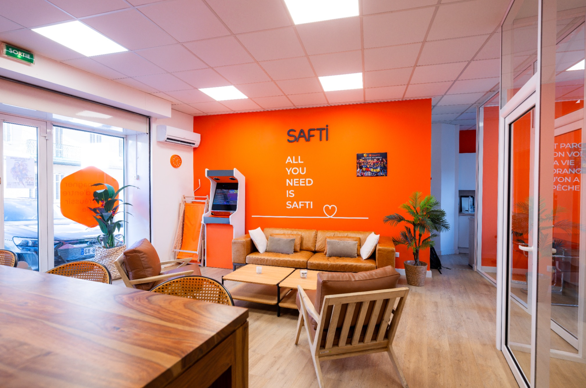 espace daccueil safti mur orange moderne