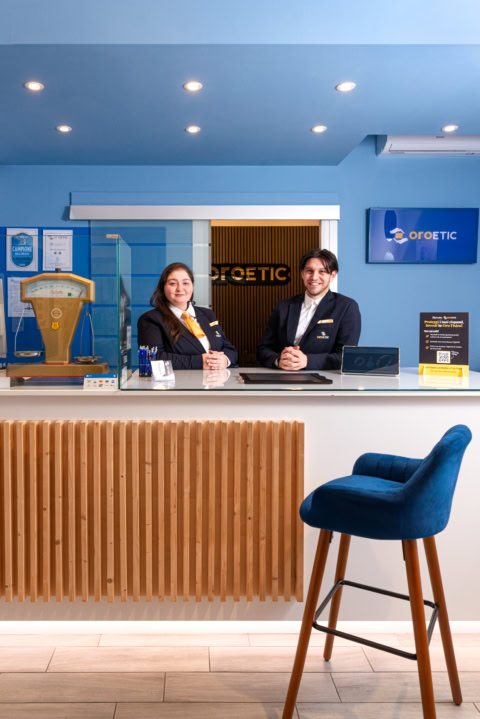reception blu moderna con personale e logo oroetic