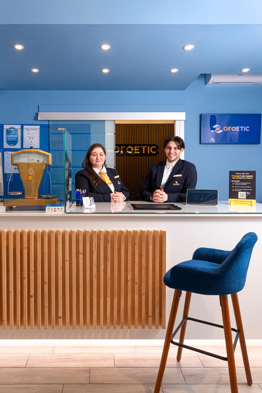 reception blu moderna con personale e logo oroetic