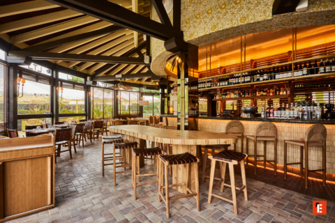 bar y restaurante de madera con terraza y luz natural
