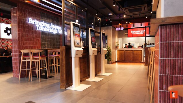restaurante moderno con kioscos y mostrador de recogida