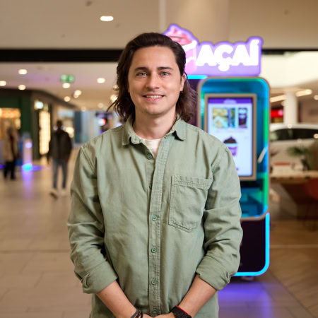 retrato de joven sonriente en centro comercial