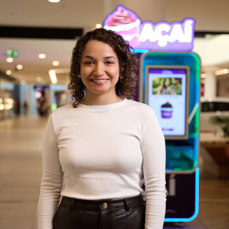 mujer sonriente de pelo rizado en centro comercial