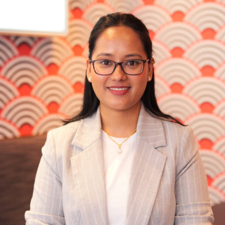 retrato profesional de mujer sonriente con gafas y blazer