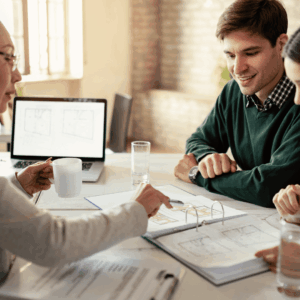 reunión y asesoría de planos para pareja