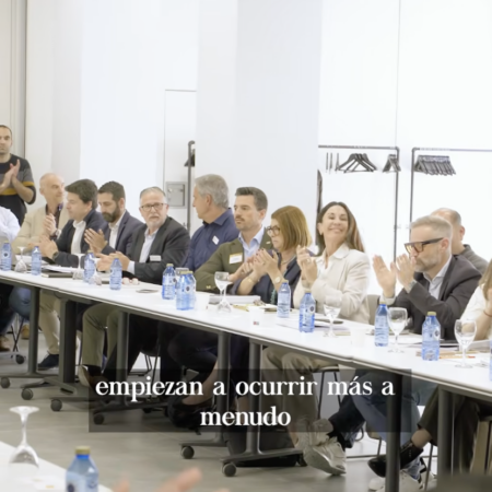 aplausos en reunión corporativa moderna