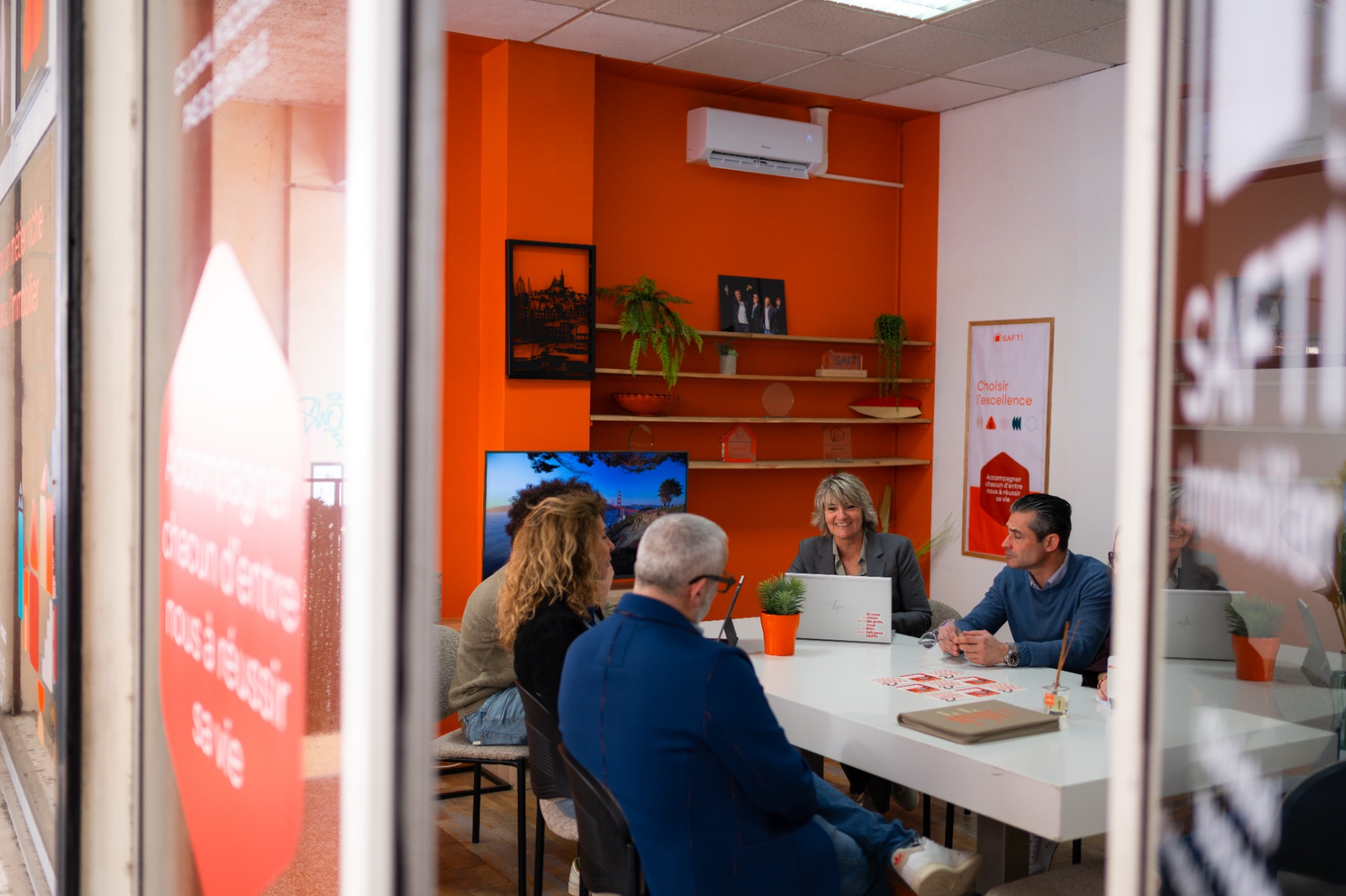 réunion déquipe dans un bureau orange moderne