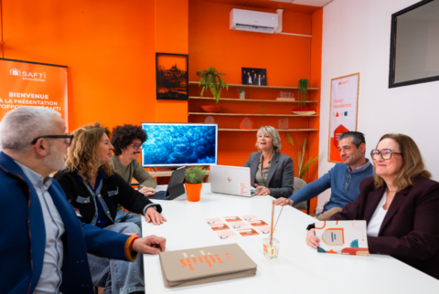 réunion dÉquipe dans salle orange créative