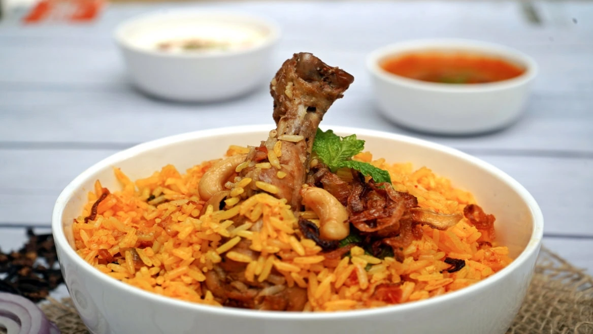 riz safrané au poulet caramélisé et cajou