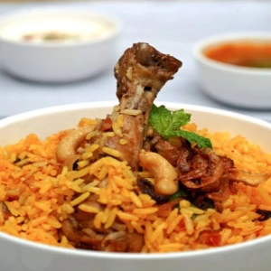 riz safrané au poulet caramélisé et cajou