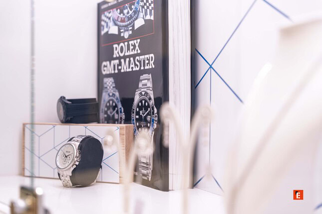 montre rolex gmt master en vitrine de luxe