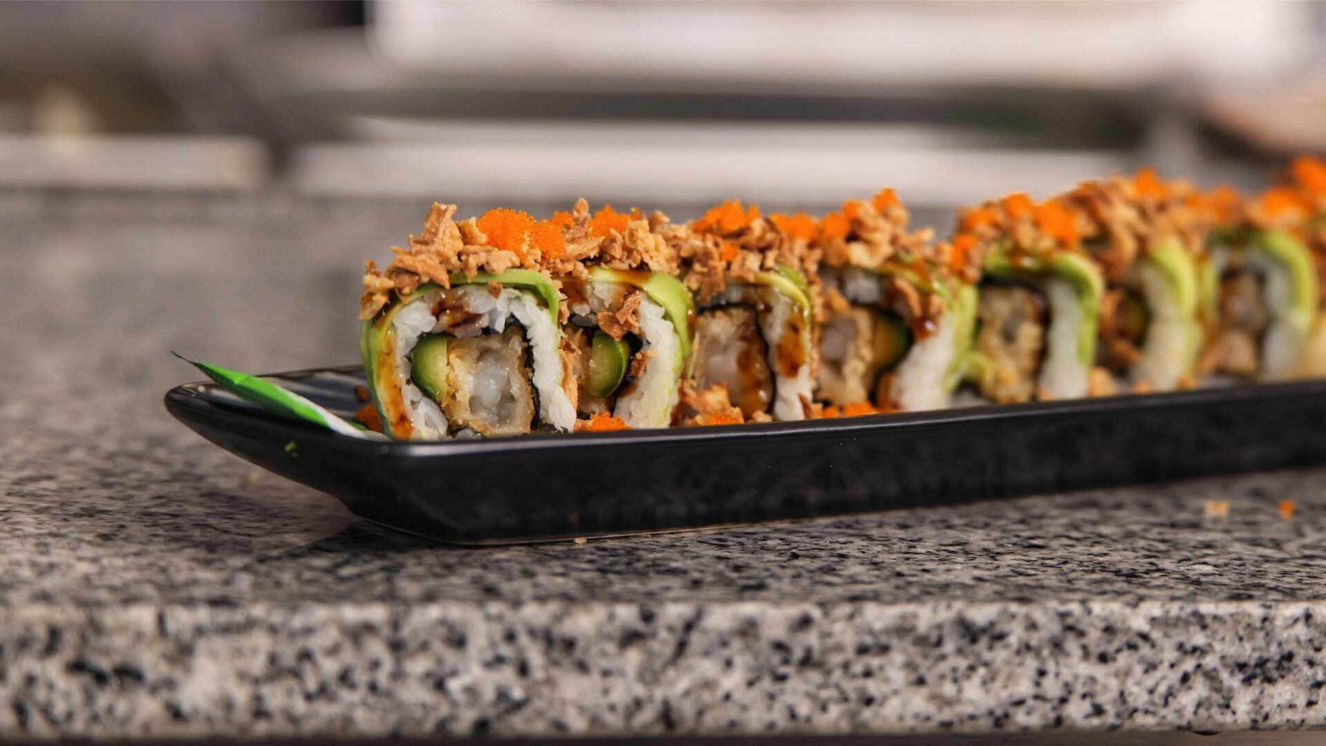 rollo de sushi de aguacate, tempura y teriyaki