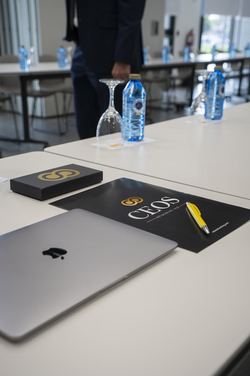sala de juntas lista para reunión de ceos