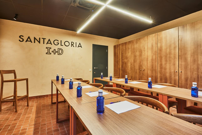 sala de reuniones minimalista con mesas de madera