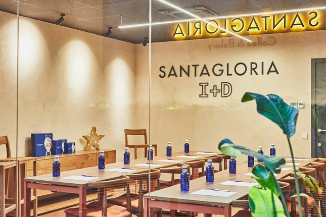 sala de reuniones santagloria con mesas y botellas azules