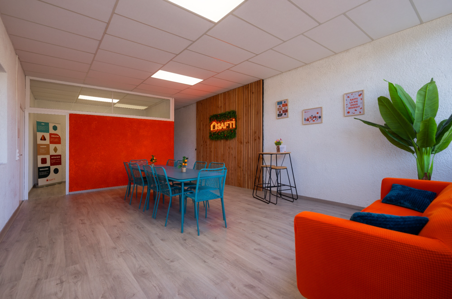 espace collaboratif moderne avec table bleu vert