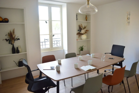 salle de réunion scandinave lumineuse avec table en bois
