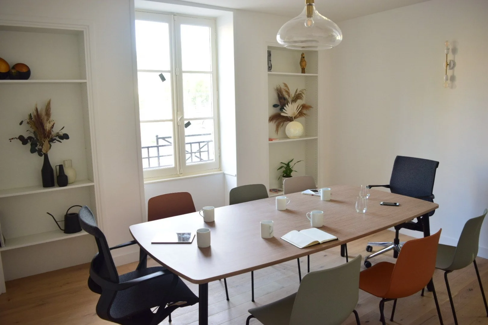 salle de réunion scandinave lumineuse avec table en bois