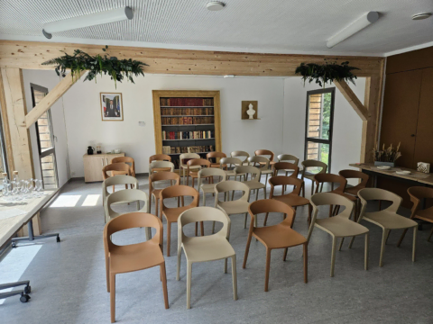 salle de réunion lumineuse avec poutres et bibliothèque