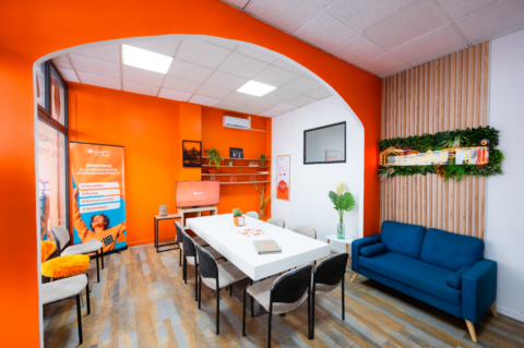salle de réunion orange contemporaine avec canapé bleu