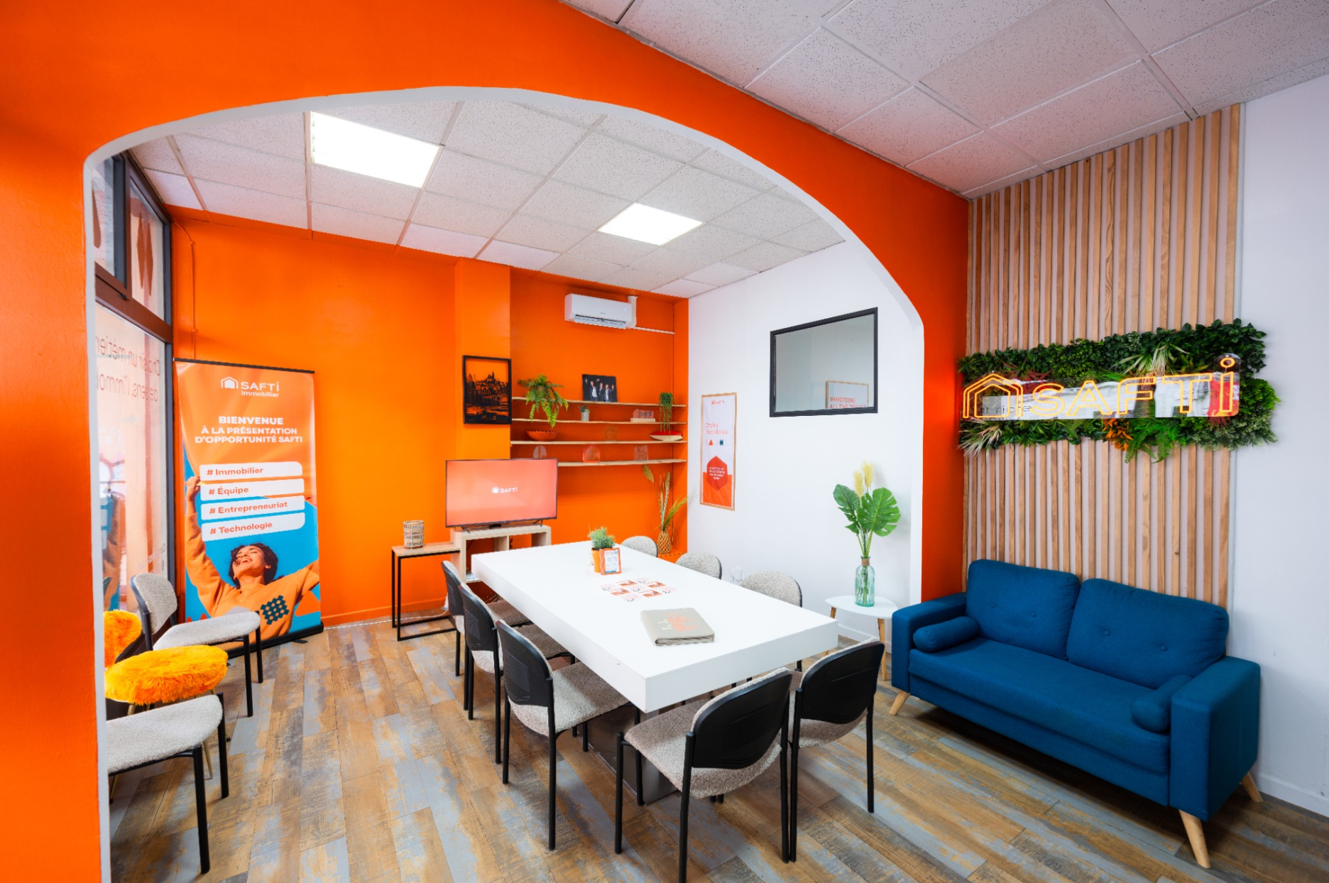 salle de réunion orange contemporaine avec canapé bleu