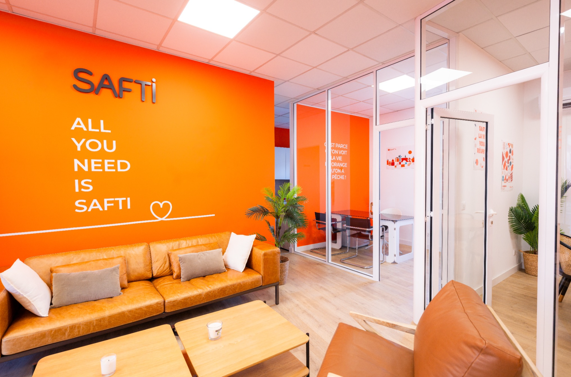 salon daccueil orange safti avec canapés cuir