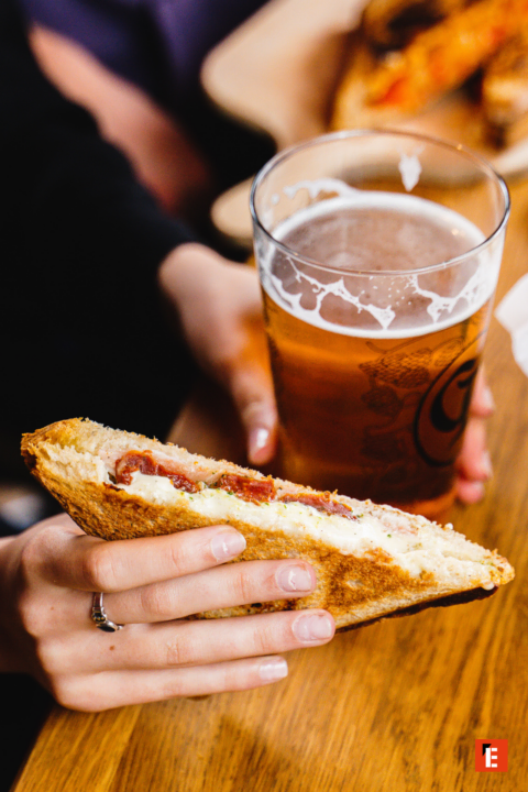 pause toastée : sandwich au fromage et bière ambrée