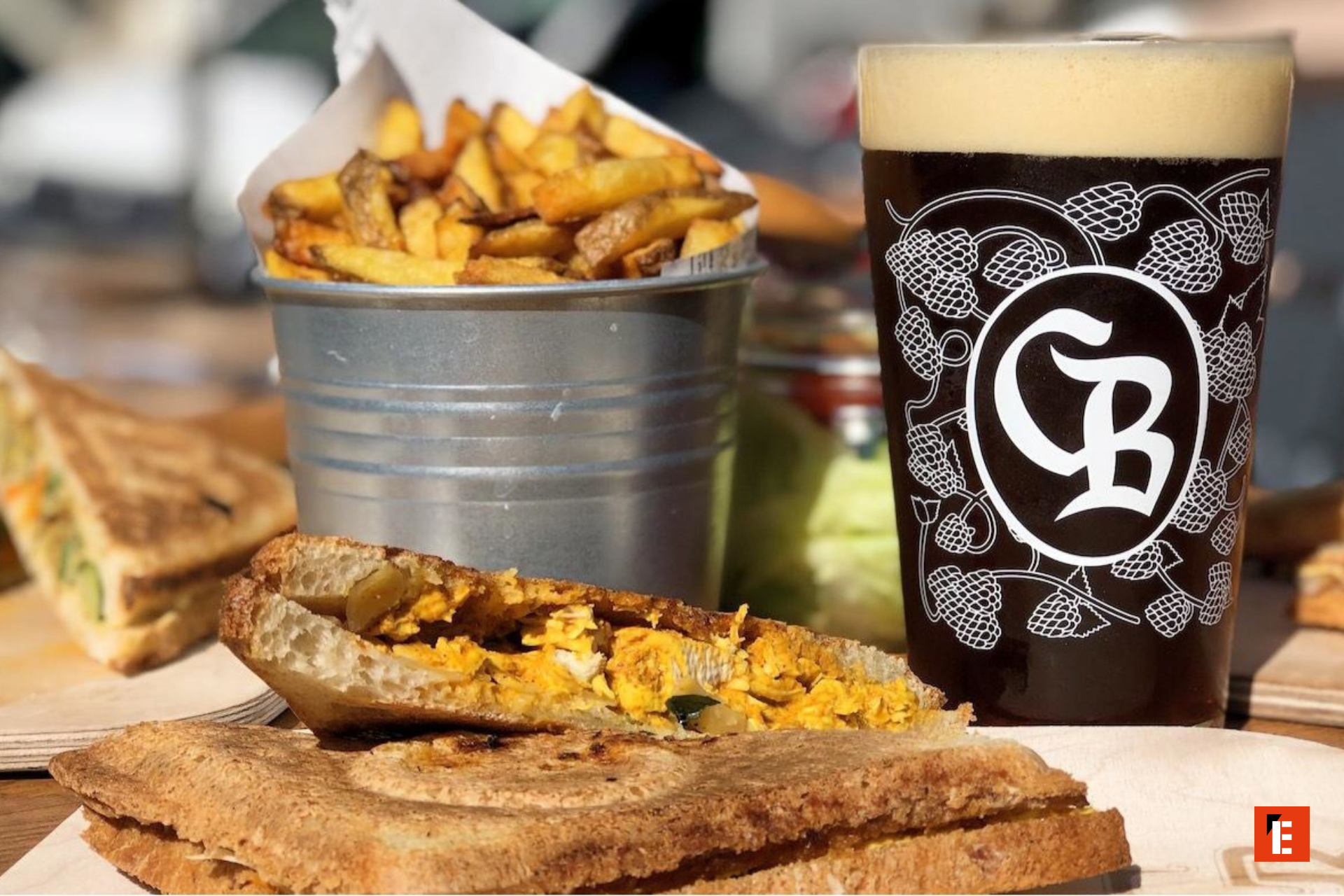 sandwich grillé, frites maison et bière brune artisanale