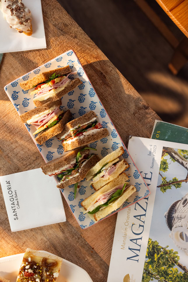 brunch y bandeja de sándwiches en santagloria