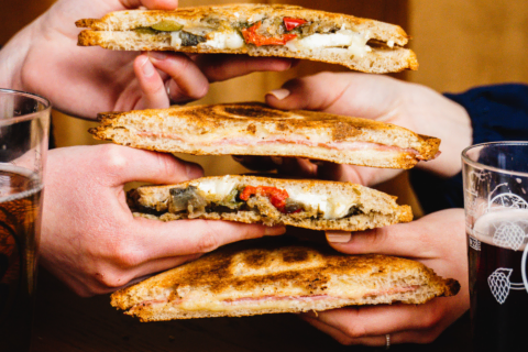 sandwichs grillés empilés au fromage, jambon et légumes rôtis