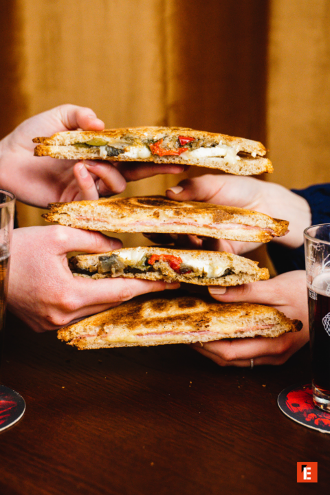 sandwichs grillés : fromage fondant, jambon et légumes