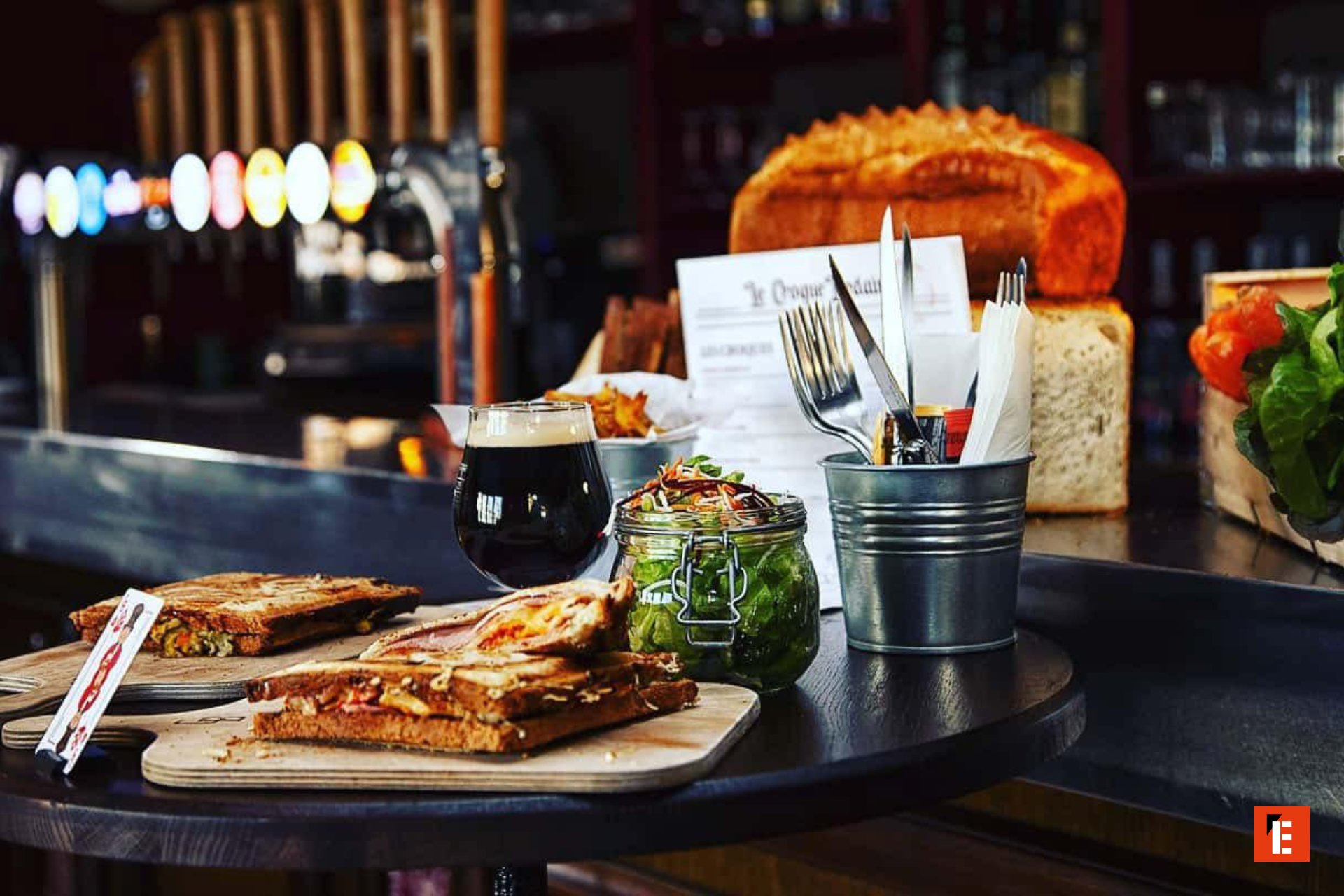 sandwichs grillés, salade croquante et bière
