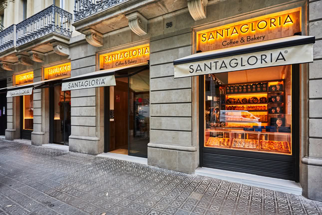 santagloria: fachada iluminada de cafetería y panadería