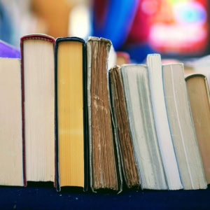 scaffale di libri: pagine, spine e vintage