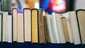 scaffale di libri: pagine, spine e vintage